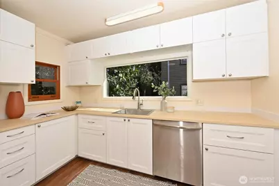 318 18th Avenue E, Seattle, WA 98112 - Photo 11