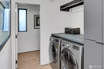 305 Lee Street, Seattle, WA 98109 - Photo 17