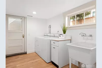 9701 Roosevelt Way NE, Seattle, WA 98115 - Photo 17