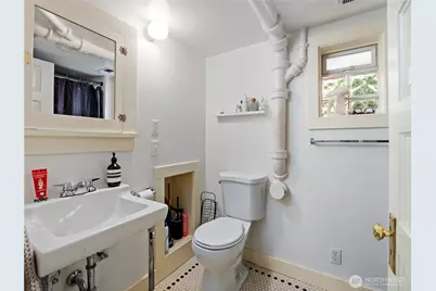 9701 Roosevelt Way NE, Seattle, WA 98115 - Photo 23