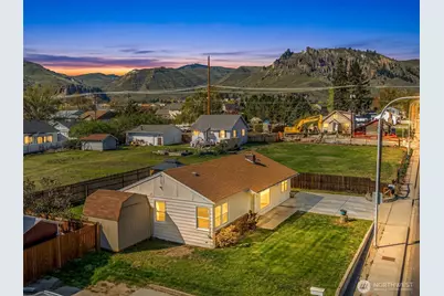 565 Crawford Avenue, Wenatchee, WA 98801 - Photo 1
