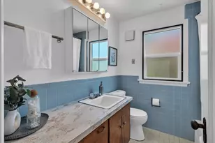 4331 NE 57th St, Seattle, WA 98105 - Photo 13