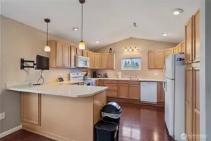 928 W Cherry St, Centralia, WA 98531 - Photo 15