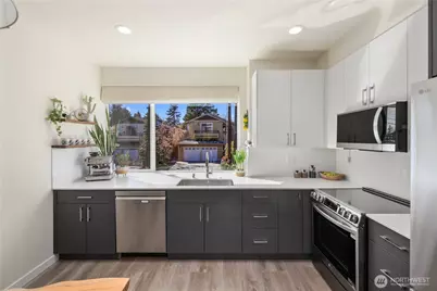 9624 Linden Avenue N, Seattle, WA 98103 - Photo 5