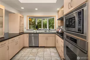 2047 Killarney Way, Bellevue, WA 98004 - Photo 19