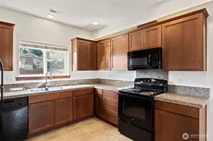 501 N 105th St, Seattle, WA 98133 - Photo 11