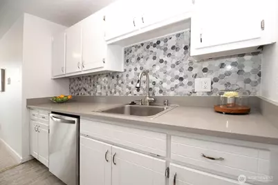 8747 Phinney Avenue N #13, Seattle, WA 98103 - Photo 23