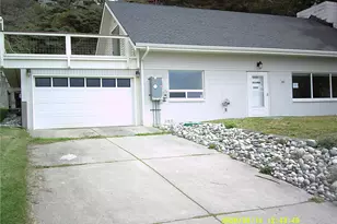 562 Pebble Beach Dr, Oak Harbor, WA 98239 - Photo 1