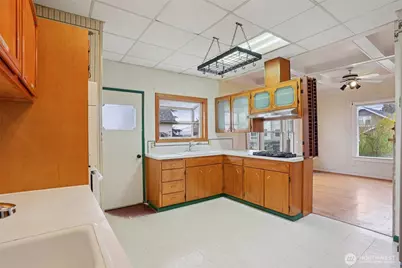 4817 Greenwood Avenue N, Seattle, WA 98103 - Photo 3