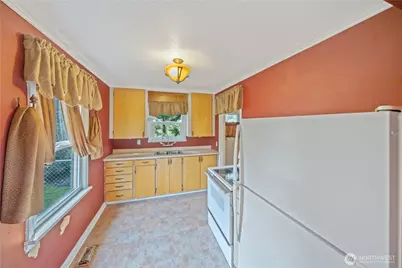 16751 Linden Avenue N, Shoreline, WA 98133 - Photo 7