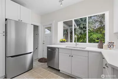 715 N 48th Street, Seattle, WA 98103 - Photo 17