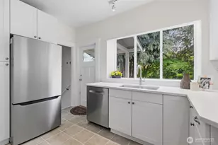 715 N 48th St, Seattle, WA 98103 - Photo 17