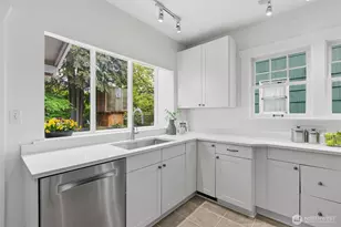 715 N 48th St, Seattle, WA 98103 - Photo 15
