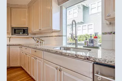 4026 Burke Avenue N, Seattle, WA 98103 - Photo 11
