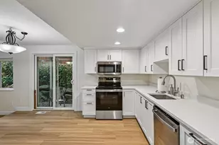 12720 NE 120th St, Kirkland, WA 98034 - Photo 3
