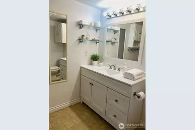 8848 Interlake Avenue N, Seattle, WA 98103 - Photo 17