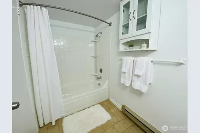 8848 Interlake Avenue N, Seattle, WA 98103 - Photo 19