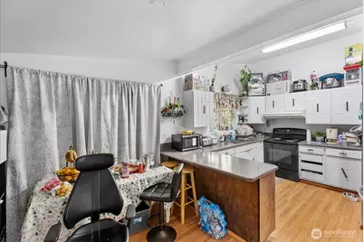 14347 Ashworth Avenue N, Seattle, WA 98133 - Photo 5