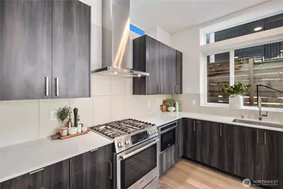926 N 35th Street, Seattle, WA 98103 - Photo 15