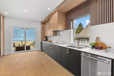 9535 Dayton Avenue N, Seattle, WA 98103 - Photo 11