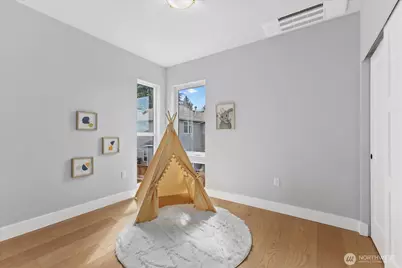 9537 Dayton Avenue N, Seattle, WA 98103 - Photo 17