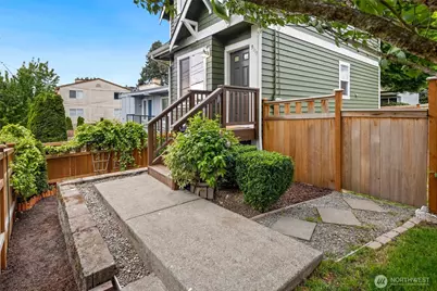9219 Stone Avenue N, Seattle, WA 98103 - Photo 3