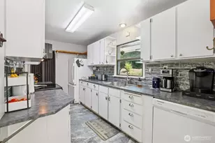 17209 W Riverside Dr, Bothell, WA 98011 - Photo 9