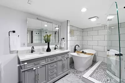 8250 Corliss Avenue N, Seattle, WA 98103 - Photo 17