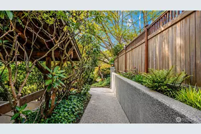 2419 Federal Avenue E, Seattle, WA 98102 - Photo 25
