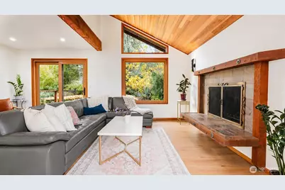 2419 Federal Avenue E, Seattle, WA 98102 - Photo 3