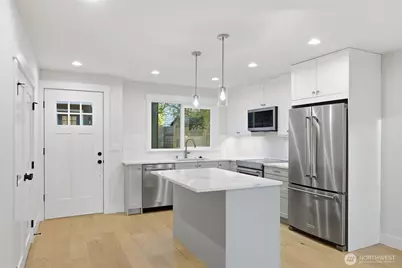 8817 Densmore Avenue N, Seattle, WA 98103 - Photo 3