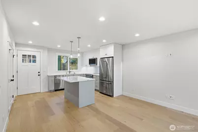 8817 Densmore Avenue N, Seattle, WA 98103 - Photo 9