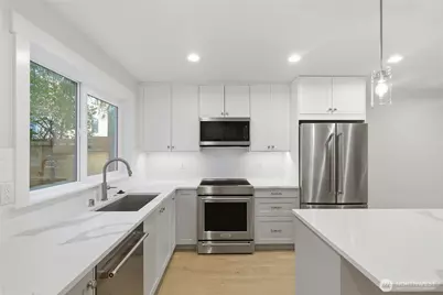 8817 Densmore Avenue N, Seattle, WA 98103 - Photo 5