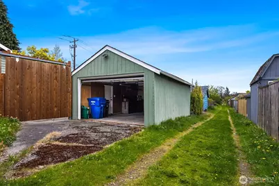 705 N 104th Street, Seattle, WA 98133 - Photo 21