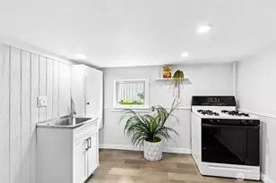705 N 104th St, Seattle, WA 98133 - Photo 15