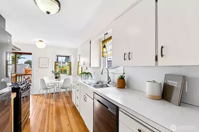 705 N 104th Street, Seattle, WA 98133 - Photo 5