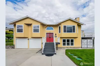 210 25th Street NE, East Wenatchee, WA 98802 - Photo 1