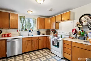 1616 SW Thistle St, Seattle, WA 98106 - Photo 13