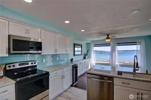 747 SE Bayshore Dr, Oak Harbor, WA 98277 - Photo 11