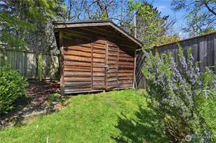 10630 NE 18th St, Bellevue, WA 98004 - Photo 25