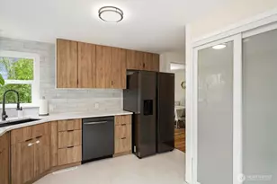 4037 NE 109th St, Seattle, WA 98125 - Photo 9