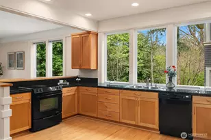1025 NE 130th St, Seattle, WA 98125 - Photo 9