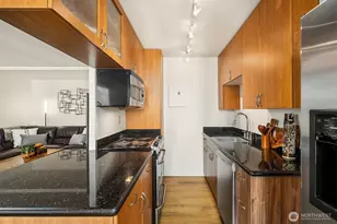 1105 Spring St, Seattle, WA 98104 - Photo 9