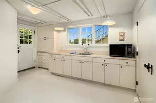 1108 39th Ave E, Seattle, WA 98112 - Photo 29