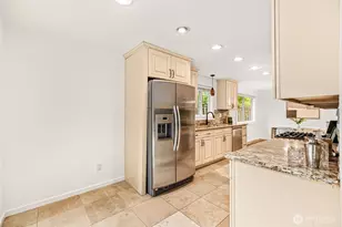 10758 Ashworth Ave N, Seattle, WA 98133 - Photo 11