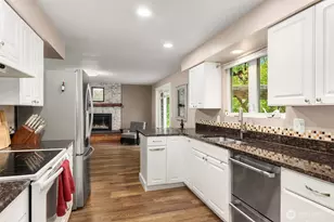 8442 NE 141st St, Kirkland, WA 98034 - Photo 5
