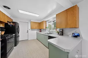 646 SE Ely St, Oak Harbor, WA 98277 - Photo 9