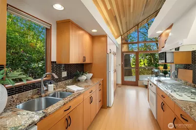 7931 E Mercer Way, Mercer Island, WA 98040 - Photo 13