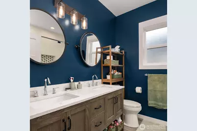 6411 Woodland Place N, Seattle, WA 98103 - Photo 11
