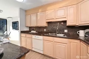 2100 3rd Ave, Seattle, WA 98121 - Photo 9